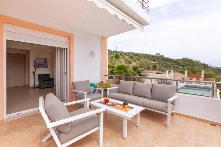 Villa Oasis Galatás Buitenkant foto
