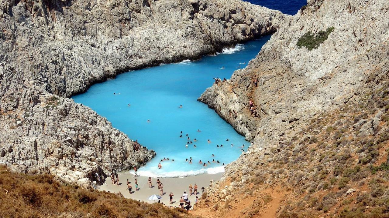 Villa Oasis Galatás Buitenkant foto